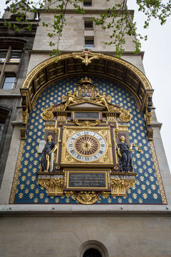 The oldest public clock in France is on the Palais de la Cit&eacute;, L'horloge tower being part of the Conciergerie on the Isle de la Cit&eacute;