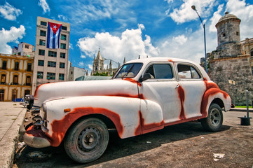vintage classic american car parked in havana street - obrazy, fototapety, plakaty