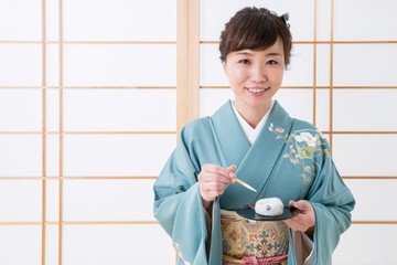 大福を食べる着物姿の女性

