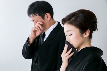 お葬式で泣く男女   © buritora