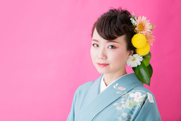 奇抜なヘアメイクの着物姿の女性
