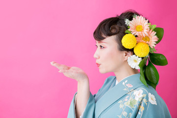 Fototapeta premium 奇抜なヘアメイクの着物姿の女性 