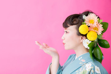 奇抜なヘアメイクの着物姿の女性
