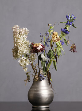 a vase with wilted flowers