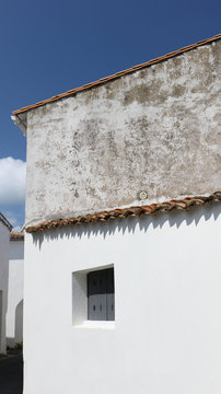 White houses on sunny Ille de R? in France