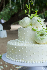 Obraz na płótnie Canvas Wedding Cake with Flowers on Top