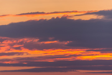 Obraz premium Golden color of dramatic clouds and sky on sunset