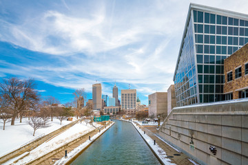 Naklejka premium Downtown Indianapolis skyline with blue sky