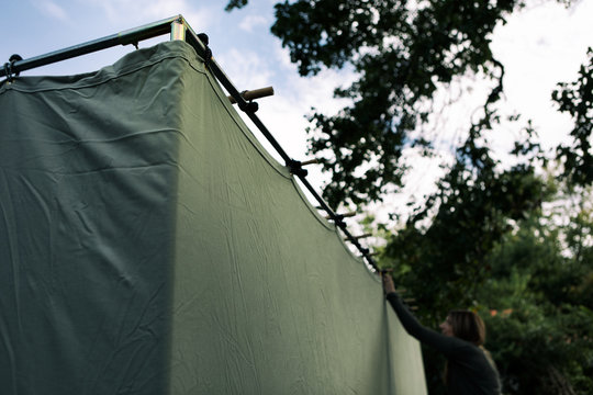 Sukkot: Woman Straps Roof Poles To Sukkah Structure
