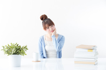 読書・女性・白バック