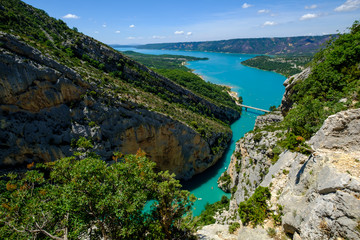 Vue panoramique sur le lac de Sainte-Croix, journée ensoleillée. Alpes de Haute Provence, France.