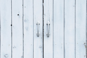 古い扉の色むらと剥がれ