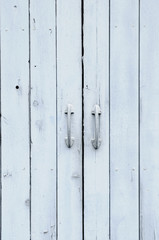 古い扉の色むらと剥がれ