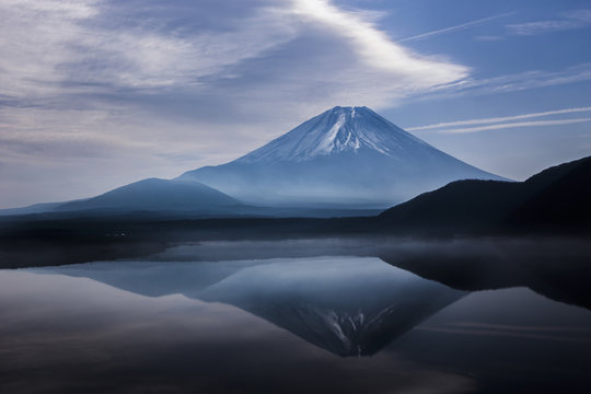 本栖湖から望む朝の富士山