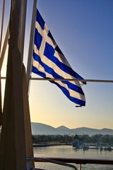 ギリシャの国旗とエーゲ海クルーズ船