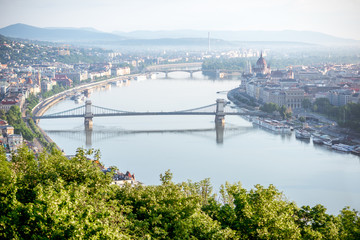 Obraz premium Aerial view on Budapest city with Chain bridge on Danube river and Parliament building during the morning light in Hungary