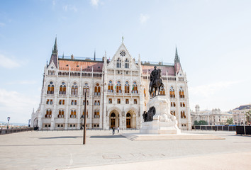 Obraz premium Morning view on the famous Parliament building with statue of Gyula Andrassy in Budapest, Hungary