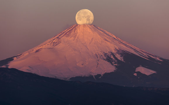 早朝の富士山頂と満月　パール富士