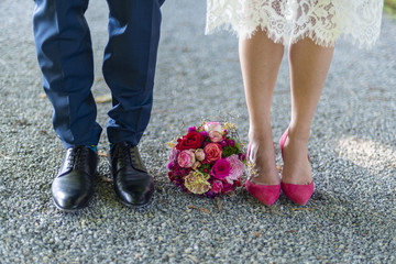 Schuhe von Braut und Bräutigam - Hochzeit - Blumenstrauß