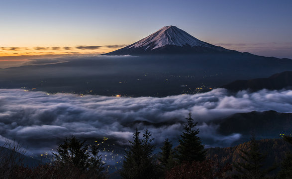 夜明けの富士山と雲海