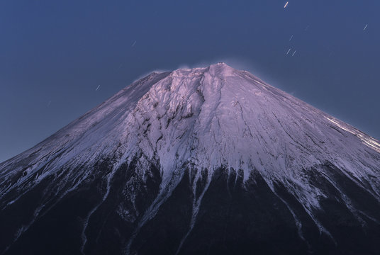 冬の富士山山頂と星空