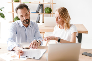 Obraz premium Kilku skoncentrowanych kolegów pracujących