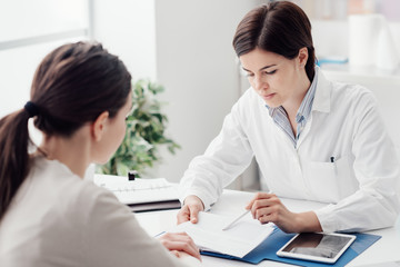 Doctor explaining diagnosis to the patient