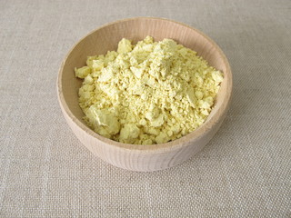 Lupinenmehl in einer Holzschale