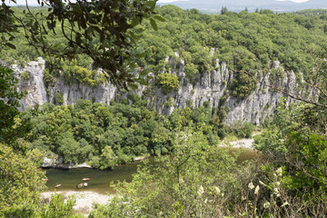 Fototapeta na wymiar Blick vom Bois de Paiolive in die Chassezac-Schlucht, Südfrankreich