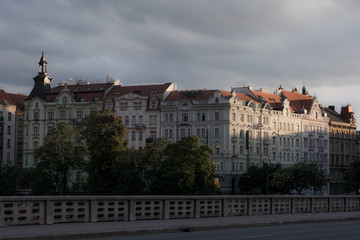 Naklejka na ściany i meble Il centro storico di Praga e il fiume Moldava