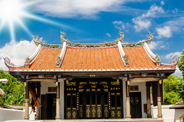 Chinesischer Tempel im Gegenlicht