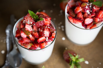 Natural yoghurt with fresh strawberries