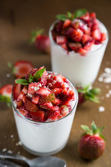 Natural yoghurt with fresh strawberries
