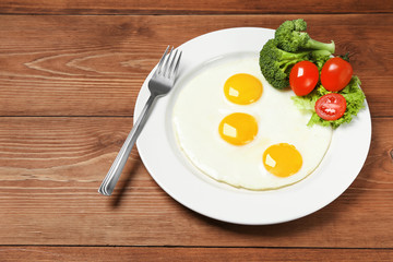 fried eggs with tomatoes and broccoli