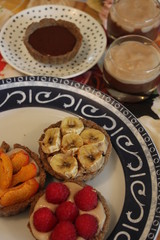 Choix de desserts frais et fait maison tartelettes framboise abricot banane chocolat et creme dessert chocolat et crème patissière