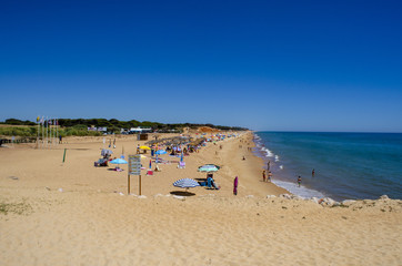 Fototapeta na wymiar Turistas en una playa del Algarve Portugal un día de verano
