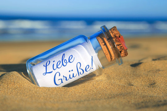 Flaschenpost am Strand: Liebe Grüße!