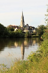 Fototapeta na wymiar Blick über den Main auf Hanau-Kesselstadt mit Friedenskirche