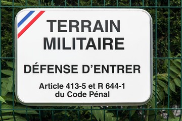 Fototapeta premium Panneau terrain militaire 