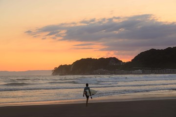 夕方の材木座海岸
夕陽をバックに海岸を歩くサーファーがカッコいい。