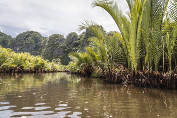 Sulawesi ; Der Flu&szlig;  " Puteh "  in  " Rammang Rammang "  ist das Eingangstor zu einer der gr&ouml;&szlig;ten Karstgebirgslandschaften der Welt.