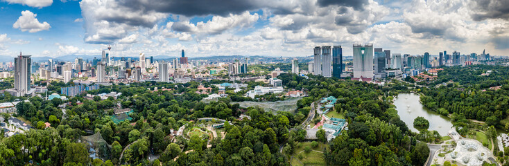 Naklejka premium Antenowe drone panoramiczny widok na panoramę Malezji stolicy Kuala Lumpr