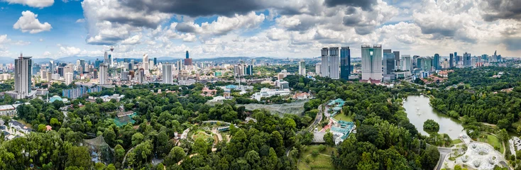 Foto op Plexiglas Luchtdrone panoramisch uitzicht op de skyline van de Maleisische hoofdstad Kuala Lumpur © whitcomberd