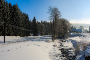 Winterlandschaft an einer Bahnstrecke. Erzgebirge. Sachsen. Deutschland.
