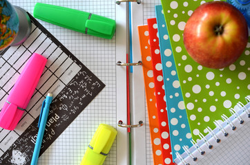 Przybory szkolne, zakończenie roku szkolnego © Pio Si