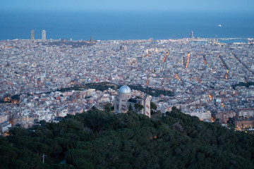 Blick über die Stadt Barcelona von Tibidago aus / Spanien