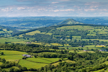 Obraz premium Widok z lotu ptaka na zielone pola uprawne i pola w wiejskiej walijskiej wsi
