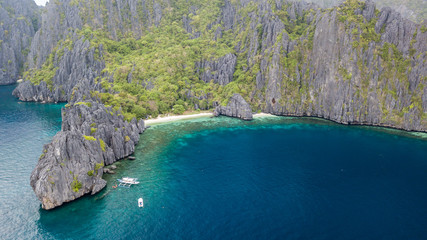 Fototapeta premium Aerial drone view of a tropical island and beach (Miniloc Island)