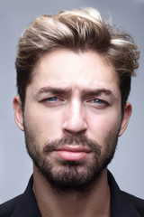 Obraz premium thoughtful businessman holding his hand under his chin