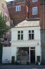 Obraz premium cozy house with blank boards near entrance on street in copenhagen, denmark